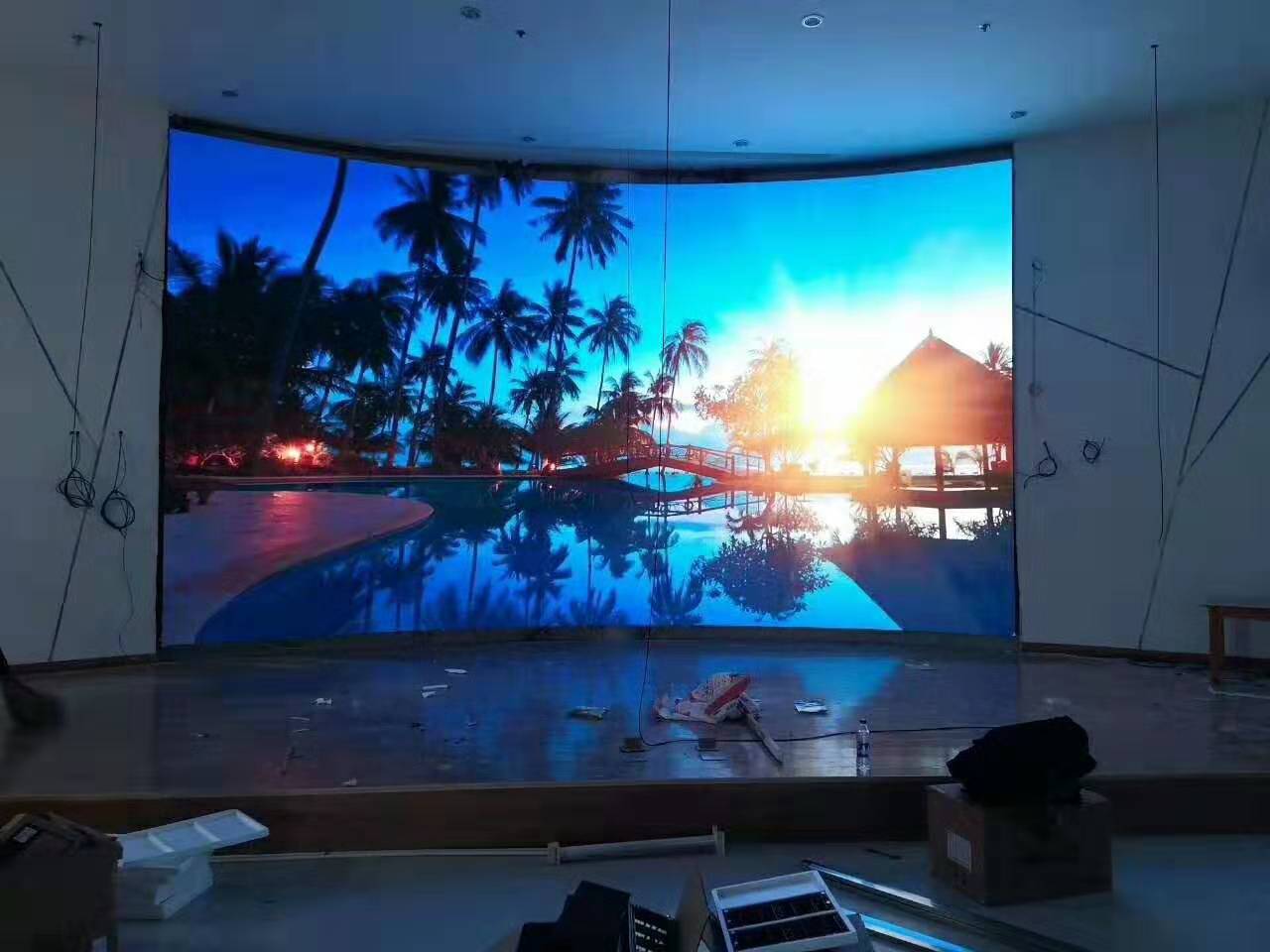 山东某酒店会议室P1.8全彩LED显示屏安装调试完毕