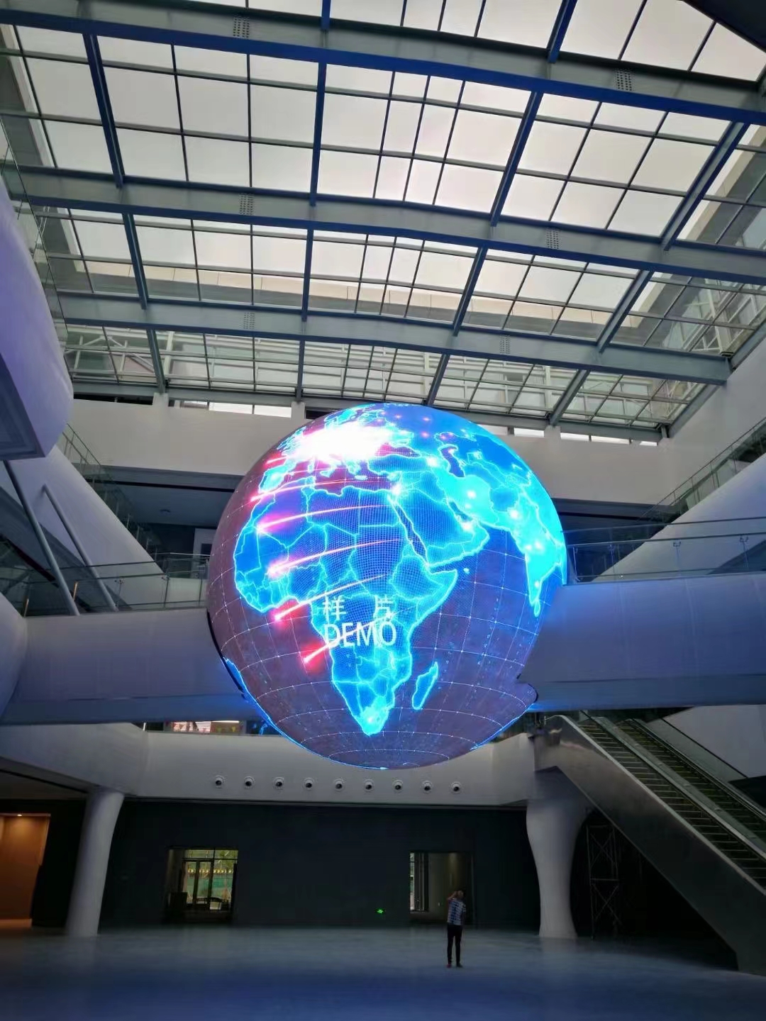 集团公司大厅球形LED显示屏安装案例效果
